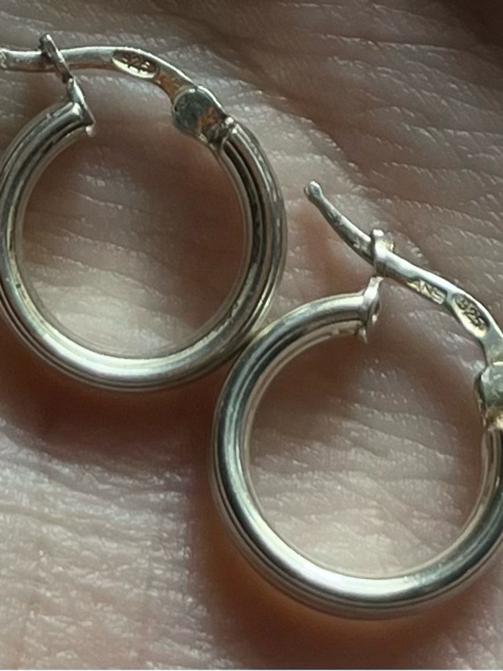 💘925 Classic Silver Hoop Earrings - Small Hoop Earrings in Silver - Picture 2 of 5